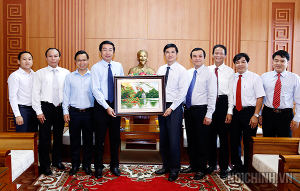 Đồng chí  Võ Văn Dũng Ủy viên Trung ương Đảng, Phó trưởng Ban Nội chính Trung ương và Đoàn công tác chụp ảnh lưu niệm với Thường trực tỉnh ủy Quảng Nam