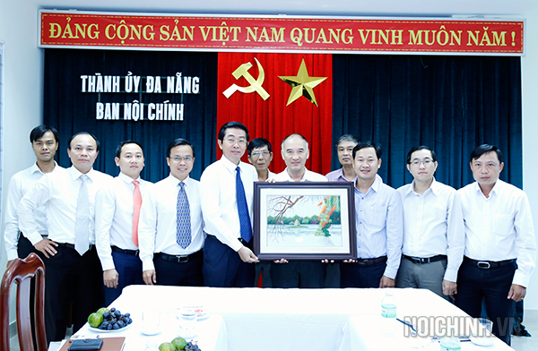 Đoàn công  tác chụp ảnh lưu niệm với cán bộ, công chức Ban Nội chính Thành ủy Đà Nẵng
