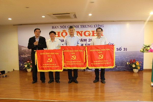 Đồng chí Phan Đình Trạc, Ủy viên Trung ương Đảng, Phó trưởng Ban Nội chính Trung ương trao Cờ thi đua cho ban nội chính các tỉnh ủy, thành ủy có thành tích xuất sắc trong công tác nội chính và PCTN năm 2014