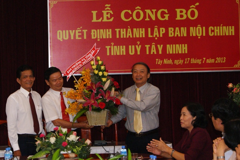 Đồng chí Võ Văn Phuông, nguyên Bí thư Tỉnh uỷ, Phó trưởng Ban Tuyên giáo Trung ương tặng hoa chúc mừng nhân lễ công bố quyết định thành lập Ban Nội chính Tỉnh ủy