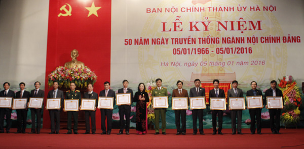 Đồng chí Ngô Thị Thanh Hằng, Phó Bí thư Thường trực Thành ủy Hà Nội trao Bằng khen của Thành ủy cho các tập thể, cá nhân