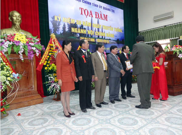 Đồng chí Phan Văn Phụng, Ủy viên Ban Thường vụ, Trưởng Ban Nội chính Tỉnh ủy Quảng Trị  trao kỷ niệm chương cho 06 đồng chí