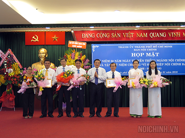 Đồng chí Phan Đình Trạc, Ủy viên Trungn ương Đảng, Phó trưởng Ban Thường trực Ban Nội chính Trung ương tặng Kỷ niệm chương 