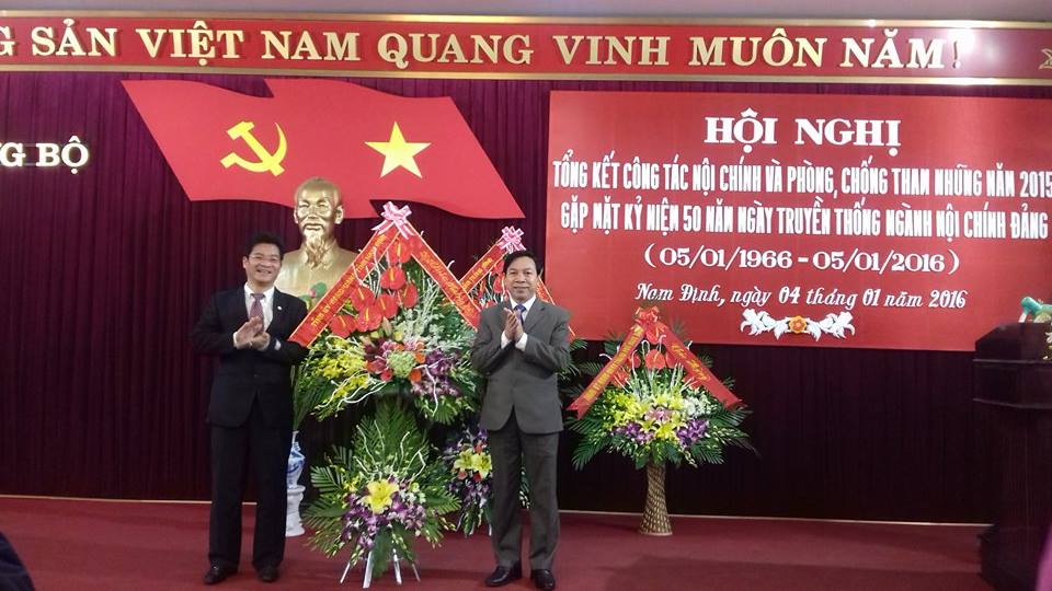 Đồng chí Trần Văn Chung, Phó Bí thư Tỉnh ủy, Chủ tịch HĐND tỉnh tặng hoa chúc mừng 50 năm ngày truyền thống Ngành Nội chính Đảng