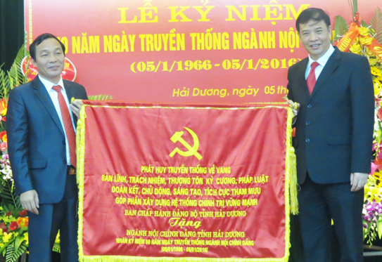 Đồng chí Nguyễn Mạnh Hiển, Bí thư Tỉnh ủy, Chủ tịch HĐND tỉnh trao bức trướng của Ban Chấp hành Đảng bộ tỉnh tặng Ban Nội chính Tỉnh ủy
