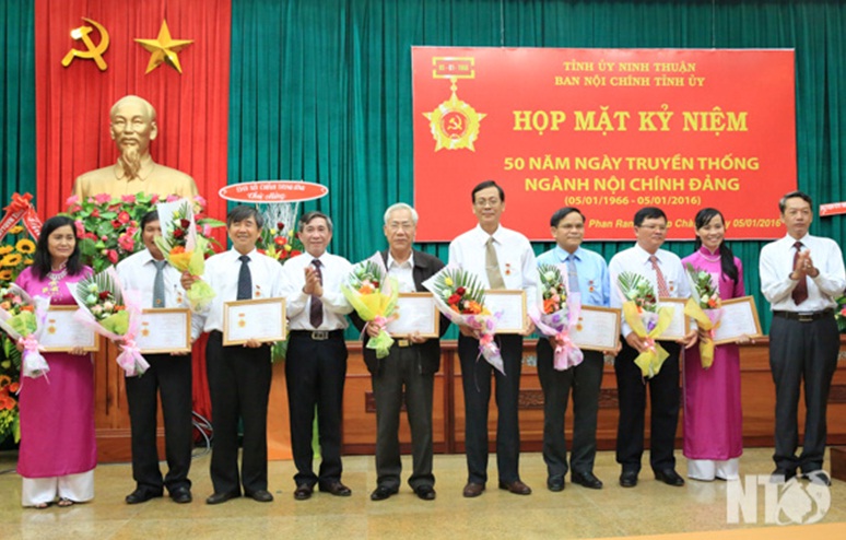Các cán bộ, đảng viên nhận Kỷ niệm chương “Vì sự nghiệp Nội chính Đảng”