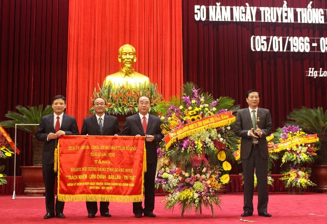 Đồng chí Nguyễn Văn Đọc, Bí thư Tỉnh ủy, Chủ tịch HĐND tỉnh trao bức trướng cho tập thể lãnh đạo Ban Nội chính Tỉnh ủy Quảng Ninh