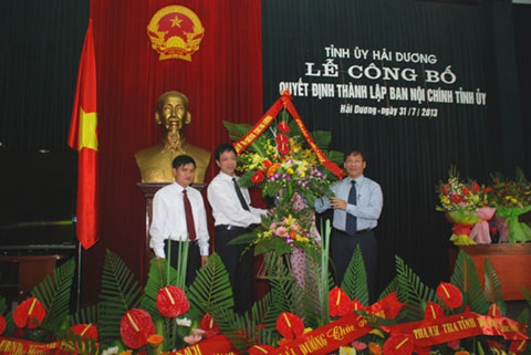Đồng chí Phạm Anh Tuấn, Phó trưởng Ban Nội chính Trung ương tặng hoa chúc mừng Ban Nội chính Tỉnh ủy Hải Dương, ngày 31-7-2013