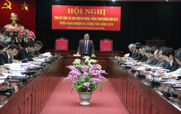 Đồng chí Hoàng Văn Chất, Bí thư Tỉnh ủy, Chủ tịch Hội đồng nhân dân tỉnh phát biểu tại Hội nghị 