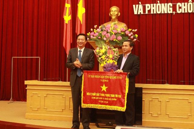 Đồng chí Nguyễn Văn Đọc, Bí thư Tỉnh ủy, trao Cờ đơn vị xuất sắc trong phong trào thi đua cụm đơn vị Khối nội chính năm 2015 cho Cục Hải Quan tỉnh