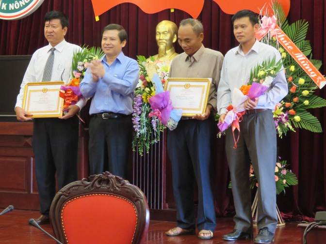 Đồng chí Lê Minh Trí, Phó trưởng Ban Nội chính Trung ương tặng Bằng khen của Ban Nội chính Trung ương cho Ban Nội chính Tỉnh ủy Đắk Nông
