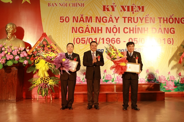 Đồng chí Trần Sỹ Thanh, Ủy viên dự khuyết Trung ương Đảng, Bí thư Tỉnh ủy trao Kỷ niệm chương cho các đồng chí lãnh đạo tỉnh