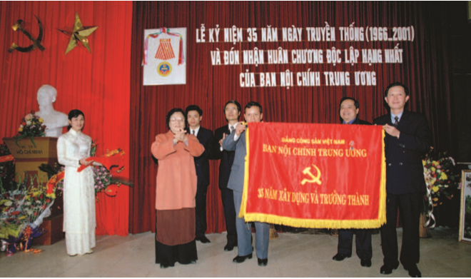 Phó Chủ tịch nước Nguyễn Thị Bình trao Huân chương Độc lập hạng Nhất cho Ban Nội chính Trung ương năm 2001