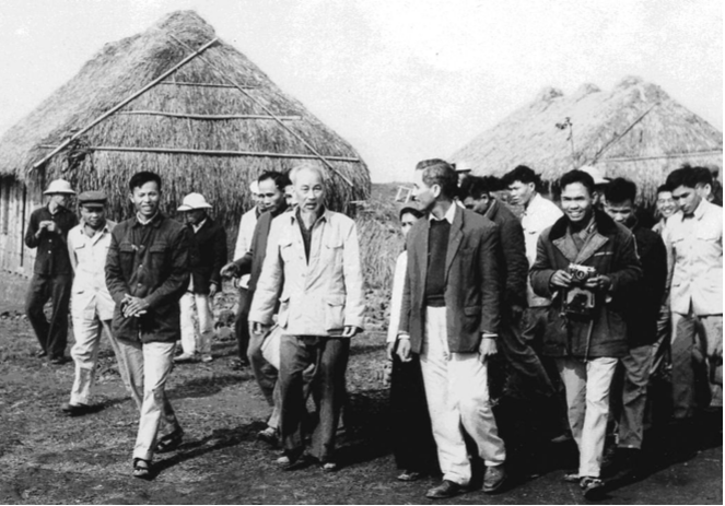 Bác Hồ thăm nhân dân xã Nam Cường, huyện Tiền Hải, tỉnh Thái Bình, tháng 3-1962. (Ảnh tư liệu)
