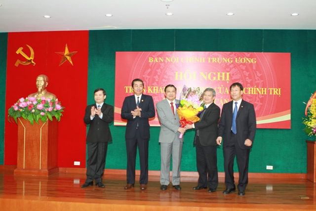 Các đồng chí lãnh đạo Ban Nội chính Trung ương tặng hoa chúc mừng đồng chí Trưởng Ban 