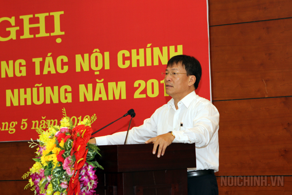 Đồng chí Phạm Anh Tuấn, Phó trưởng Ban Nội chính Trung ương truyền đạt một số nội dung về công tác nội chính và phòng, chống tham nhũng tại Hội nghị tập huấn