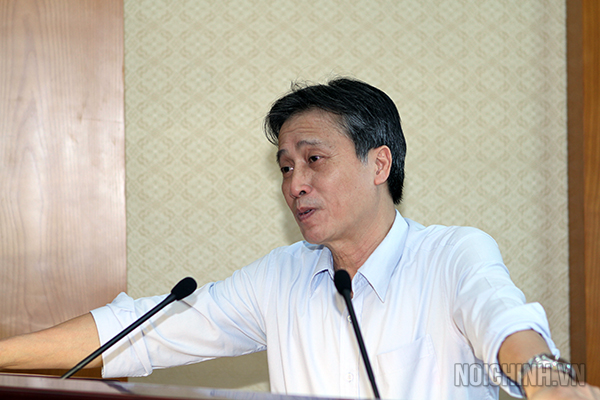 Đồng chí Bùi Minh Quang, Ủy viên Ban Thường vụ, Trưởng Ban dân vận Đảng ủy Khối các cơ quan Trung ương trao đổi một số nội dung về công tác dân vận tại Hội nghị