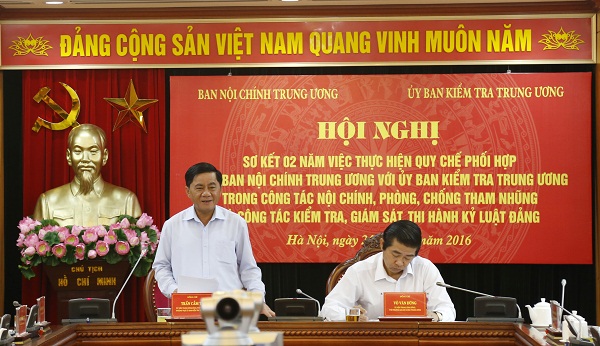 Đồng chí Trần Cẩm Tú, Ủy viên Trung ương Đảng, Phó Chủ nhiệm Thường trực Ủy ban Kiểm tra Trung ương phát biểu tại Hội nghị