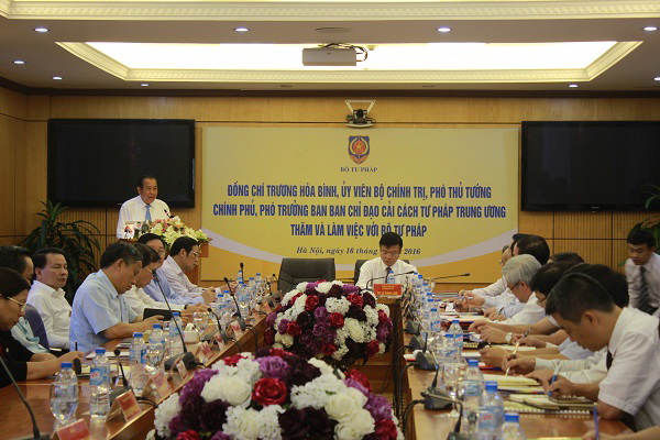 Phó Thủ tướng Trương Hòa Bình làm việc với Bộ Tư pháp