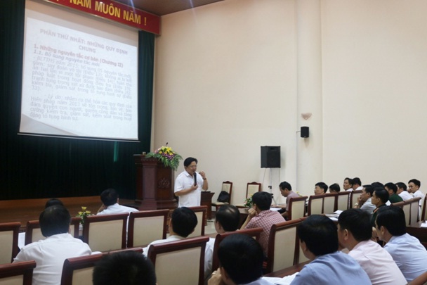Đồng chí Phạm Minh Tuyên, Chánh án Tòa án nhân dân tỉnh giới thiệu Bộ luật hình sự, Bộ luật tố tụng hình sự và Luật tố tụng hành chính tại Hội nghị