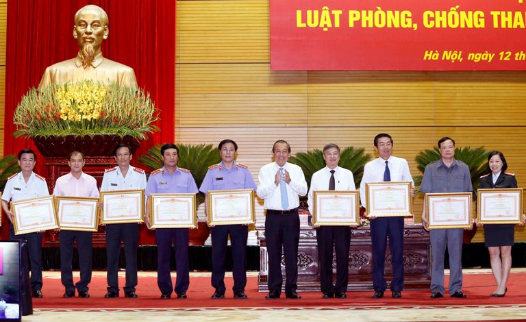 Đồng chí Trương Hòa Bình, Ủy viên Bộ Chính trị, Phó Thủ tướng Chính phủ tặng Bằng khen của Thủ tướng Chính phủ cho các cá nhân, đơn vị có thành tích xuất sắc trong công tác PCTN