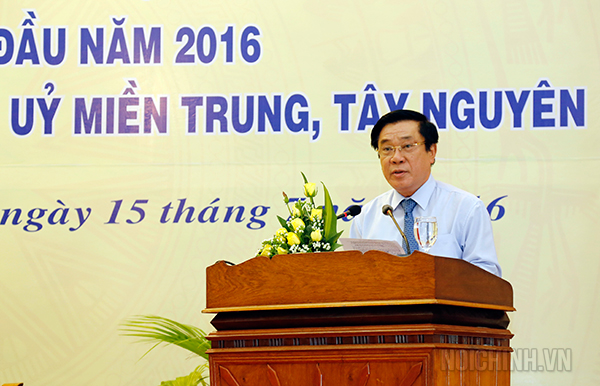 Đồng chí Nguyễn Thanh Tùng, Ủy viên Trung ương Đảng, Bí thư Tỉnh ủy, Chủ tịch Hội đồng nhân dân tỉnh Bình Định phát biểu tại Hội nghị 