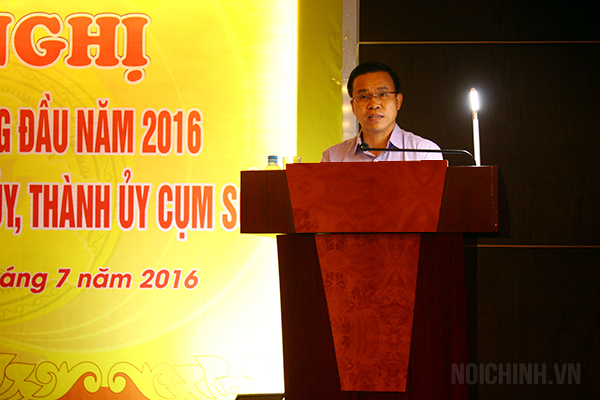 Đồng chí Phan Văn Tâm, Vụ trưởng Vụ Địa phương, Ban Nội chính Trung ương trình bày báo cáo tại Hội nghị