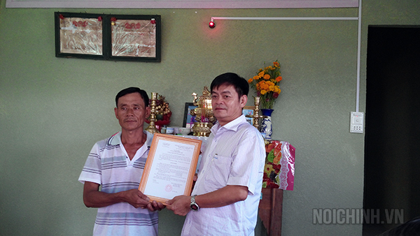 Đồng chí Phan Bá, Vụ trưởng Vụ Công tác phía Nam, Ban Nội chính Trung ương (phải) trao quyết định của UBND huyện Đức Huệ về tặng nhà tình nghĩa cho ông Đặng Văn Út