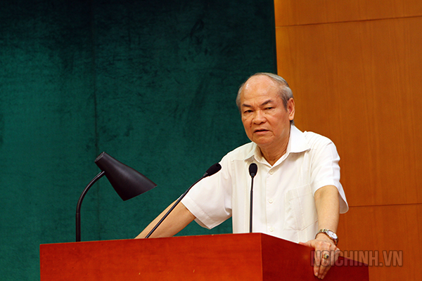 GS.TS Lê Hữu Nghĩa, Phó Chủ tịch Hội đồng Lý luận Trung ương trình bày chuyên đề tại Hội nghị