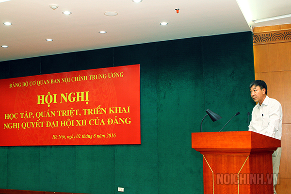 Đồng chí Lê Hồng Minh, Phó Bí thư Đảng ủy Cơ quan Ban Nội chính Trung ương phát biểu tại Hội nghị
