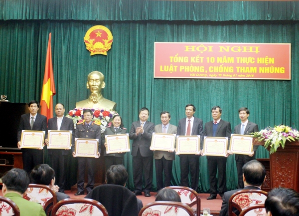 Chủ tịch UBND tỉnh Hải Dương Nguyễn Dương Thái trao Bằng khen cho 8 đơn vị có thành tích xuất sắc trong việc thực hiện Luật PCTN 
