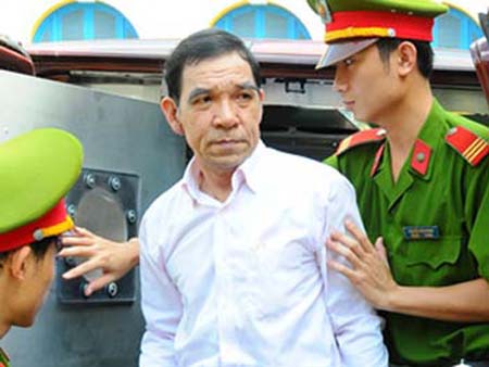 Bị cáo Huỳnh Ngọc Sỹ, nguyên Giám đốc Ban Quản lý dự án đại lộ Đông Tây và môi trường nước Thành phố Hồ Chí Minh lĩnh án tù vì nhận hối lộ của công ty nước ngoài