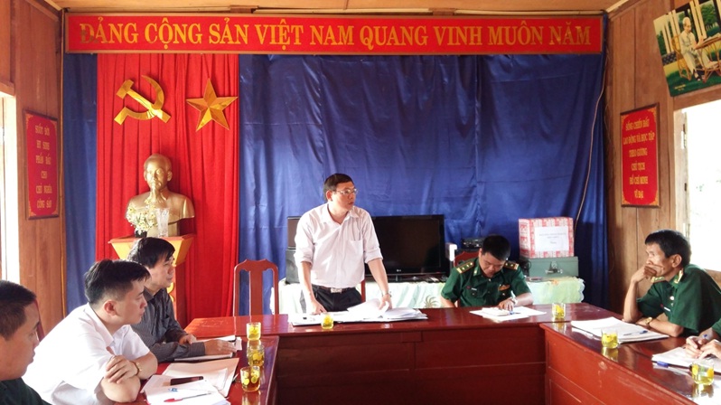 Đồng chí Phạm Bá Lung, Ủy viên Ban Thường vụ Tỉnh ủy, Trưởng Ban Nội chính Tỉnh ủy làm việc tại Đồn Biên phòng Nà Khoa, huyện Nậm Pồ