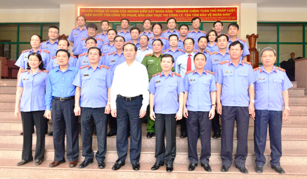 Chủ tịch Nước Trần Đại Quang và Đoàn công tác chụp ảnh lưu niệm với tập thể lãnh đạo Viện và Thủ trưởng các đơn vị trực thuộc Viện kiểm sát nhân dân tối cao