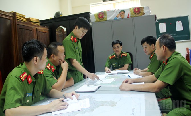 Cán bộ Phòng Cảnh sát điều tra tội phạm về quản lý kinh tế và chức vụ, Công an tỉnh Bắc Giang trao đổi kế hoạch phá án