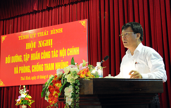 Đồng chí Phạm Anh Tuấn, Phó trưởng Ban Nội chính Trung ương truyền đạt nội dung tại Hội nghị bồi dưỡng, tập huấn