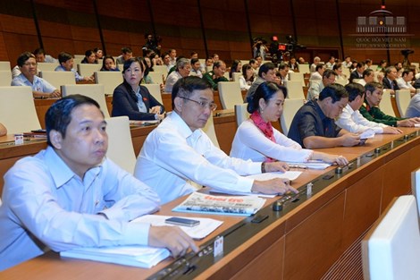 Các đại biểu Quốc hội nhấn nút thông qua Luật tố tụng hành chính năm 2015