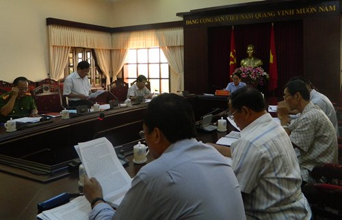 Đồng chí Hồ Văn Hải, Ủy viên Ban Thường vụ, Trưởng Ban Nội chính Tỉnh ủy báo cáo tại buổi Diễn tập khu vực phòng thủ tỉnh năm 2016