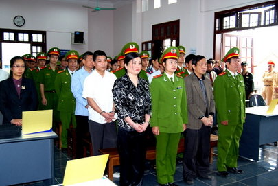 Tòa án nhân dân tỉnh Lào Cai xét xử sơ thẩm vụ án buôn lậu lá thuốc lá xảy ra tại Công ty thương mại Thiên Lợi Hòa 
