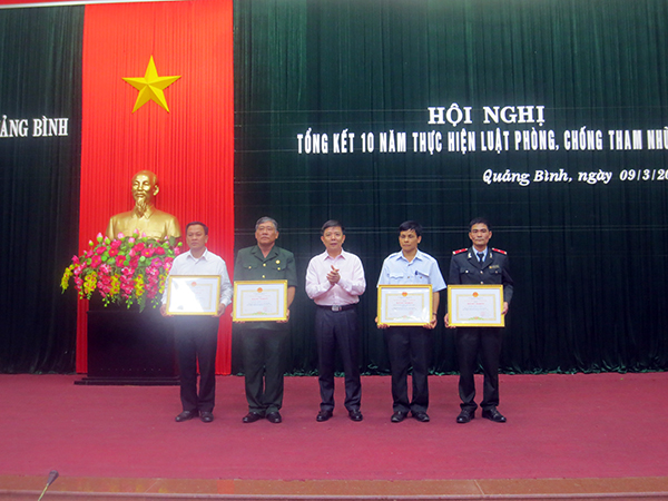 Đồng chí Nguyễn Hữu Hoài, Phó Bí thư Tỉnh ủy, Chủ tịch UBND tỉnh Quảng Bình trao bằng khen cho 04 tập thể có thành tích xuất sắc trong 10 năm thực hiện Luật phòng, chống tham nhũng 