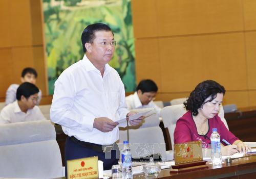 Bộ trưởng Bộ Tài chính Đinh Tiến Dũng trình bày Tờ trình về dự án Luật quản lý, sử dụng tài sản Nhà nước (sửa đổi) của Chính phủ