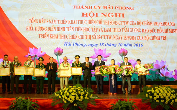 Đồng chí Mai Văn Ninh, Phó trưởng Ban Thường trực Ban Tuyên giáo Trung ương và đồng chí Lê Văn Thành, Ủy viên Trung ương Đảng, Bí thư Thành ủy Thành phố Hải Phòng trao Bằng khen của Thủ tướng cho các tập thể, cá nhân có thành tích xuất sắc 