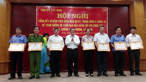 Tỉnh ủy Tây Ninh biểu dương, khen thưởng tập thể, cá nhân có thành tích trong công tác phòng, chống tham nhũng, lãng phí