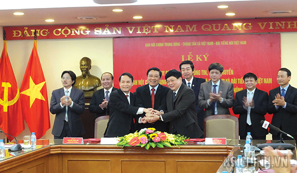 Các đồng chí lãnh đạo 3 cơ quan thể hiện quyết tâm tại Lễ ký Quy chế phối hợp thông tin, tuyên truyền về công tác nội chính và PCTN giữa Ban Nội chính Trung ương với Thông tấn xã Việt Nam và Đài Tiếng nói Việt Nam ngày 24-11-2016