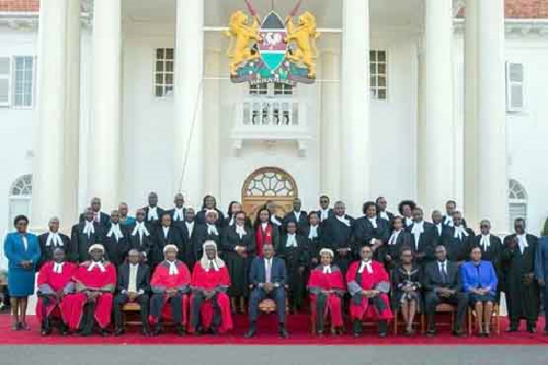Tổng thống Uhuru Kenyatta trong Lễ tuyên thệ của 28 thẩm phán cấp cao mới tại Tòa nhà Nghị viện 