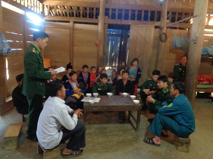 Cán bộ Đồn Biên phòng Pa Tần tuyên truyền pháp luật cho đồng bào bản Pho 2, xã Pa Tần, huyện Sìn Hồ