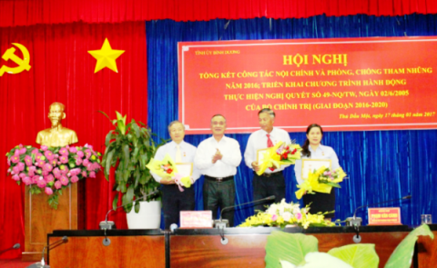 Đồng chí Phạm Văn Cành, Phó Bí thư Thường trực, Chủ tịch HĐND tỉnh trao Kỷ niệm chương “Vì sự nghiệp nội chính Đảng” cho các cá nhân