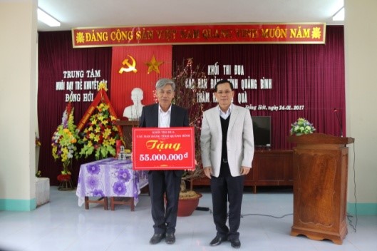 Đại diện lãnh đạo Khối thi đua các ban Đảng tỉnh trao quà Tết cho Trung tâm nuôi dạy trẻ Khuyết tật thành phố Đồng Hới