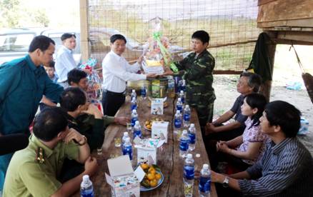 Ban Nội chính Tỉnh ủy Kon Tum tặng quà tại Trạm kiểm soát liên ngành đường sông Sê San