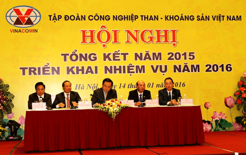 Đoàn Chủ tịch Hội nghị tổng kết công tác năm 2016, triển khai nhiệm vụ năm 2017 của Tập đoàn Công nghiệp Than – khoáng sản Việt Nam